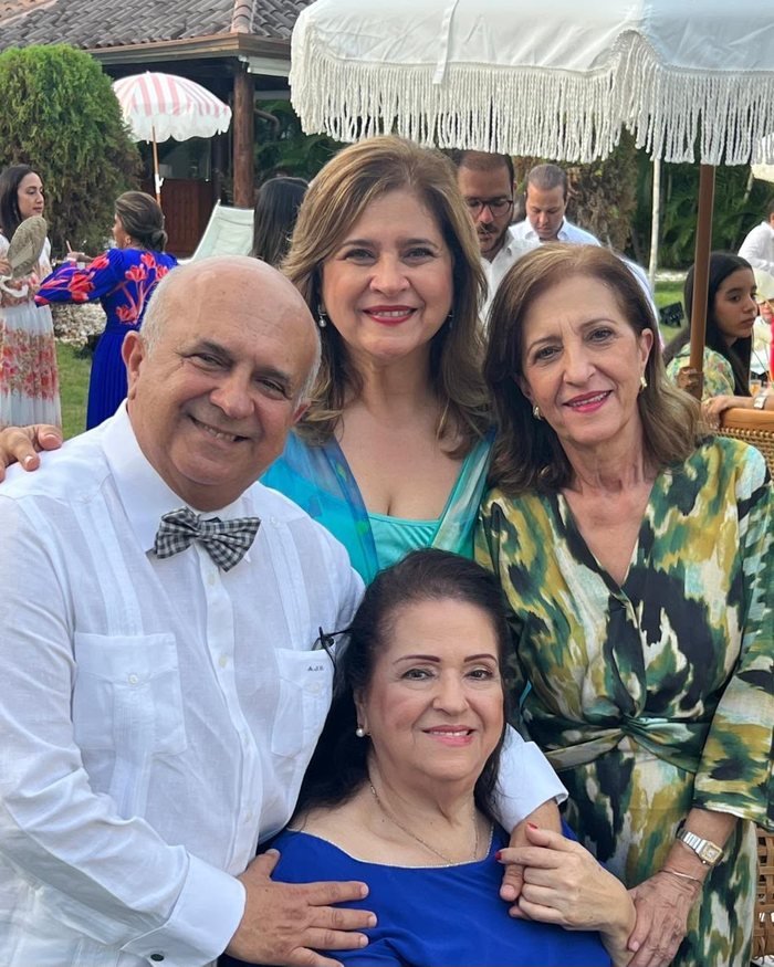 Ivonne Handal junto a sus tres hermanos en una reunión al aire libre