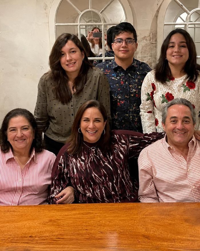 Ivonne Handal, a la izquierda, en una comida familiar rodeada de cinco personas