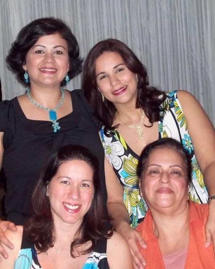 Ivonne Handal, abajo a la derecha, junto a sus tres hijas